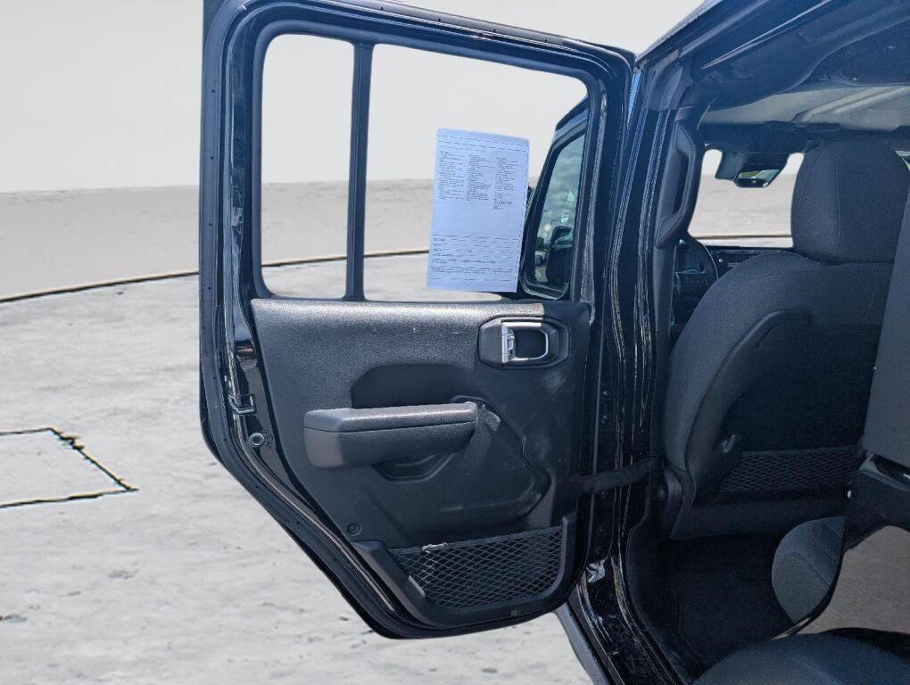 Used 2024 Jeep Wrangler Unlimited Rubicon AWD/4WD image 17