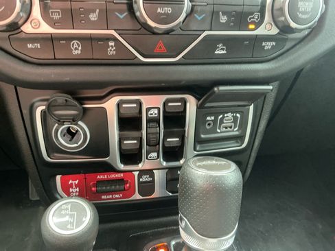 Used 2024 Jeep Gladiator Mojave w/ Technology Group AWD/4WD image 17