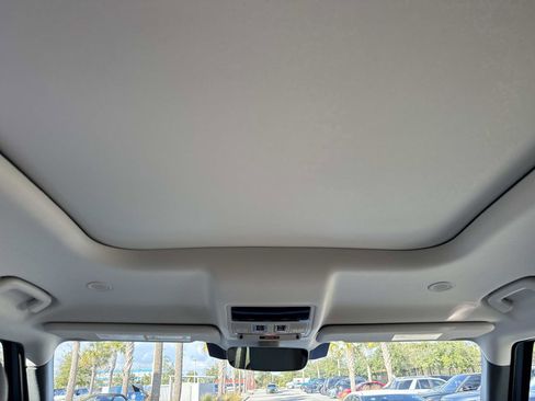 Certified 2024 Land Rover Defender 110 X-Dynamic SE image 17