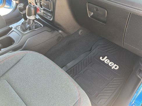 Used 2024 Jeep Wrangler Unlimited Rubicon AWD/4WD image 19