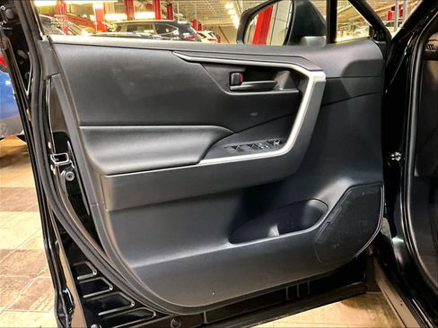 Used 2021 Toyota RAV4 SE image 9