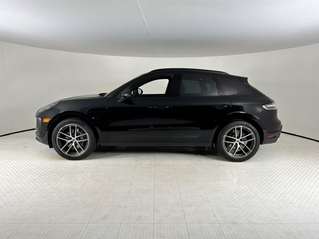 Certified 2024 Porsche Macan AWD/4WD image 2