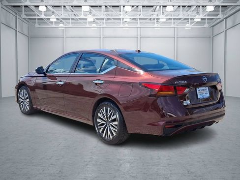 Used 2024 Nissan Altima 2.5 SV FWD image 8