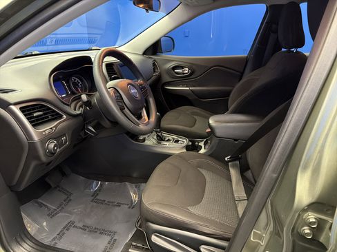 Used 2019 Jeep Cherokee Latitude w/ Popular Appearance Group image 12