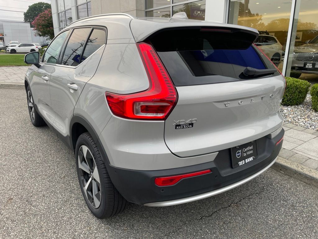 Used 2025 Volvo XC40 B5 Plus AWD/4WD image 3