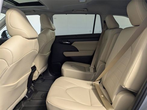 Used 2025 Toyota Highlander XLE FWD image 6