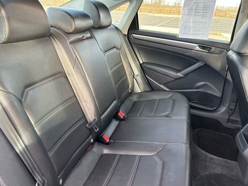 Used 2016 Volkswagen Passat 1.8T R-Line image 18