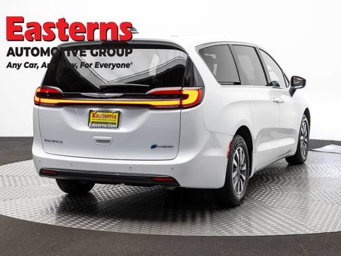 Used 2023 Chrysler Pacifica Touring-L FWD image 5