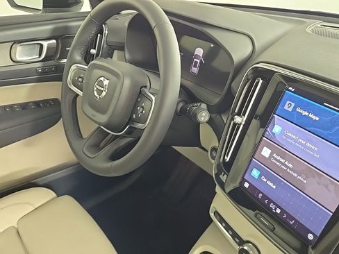 Certified 2023 Volvo XC40 B5 Ultimate w/ Climate Package image 18