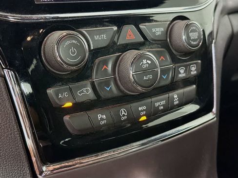 Used 2019 Jeep Grand Cherokee Laredo RWD image 18