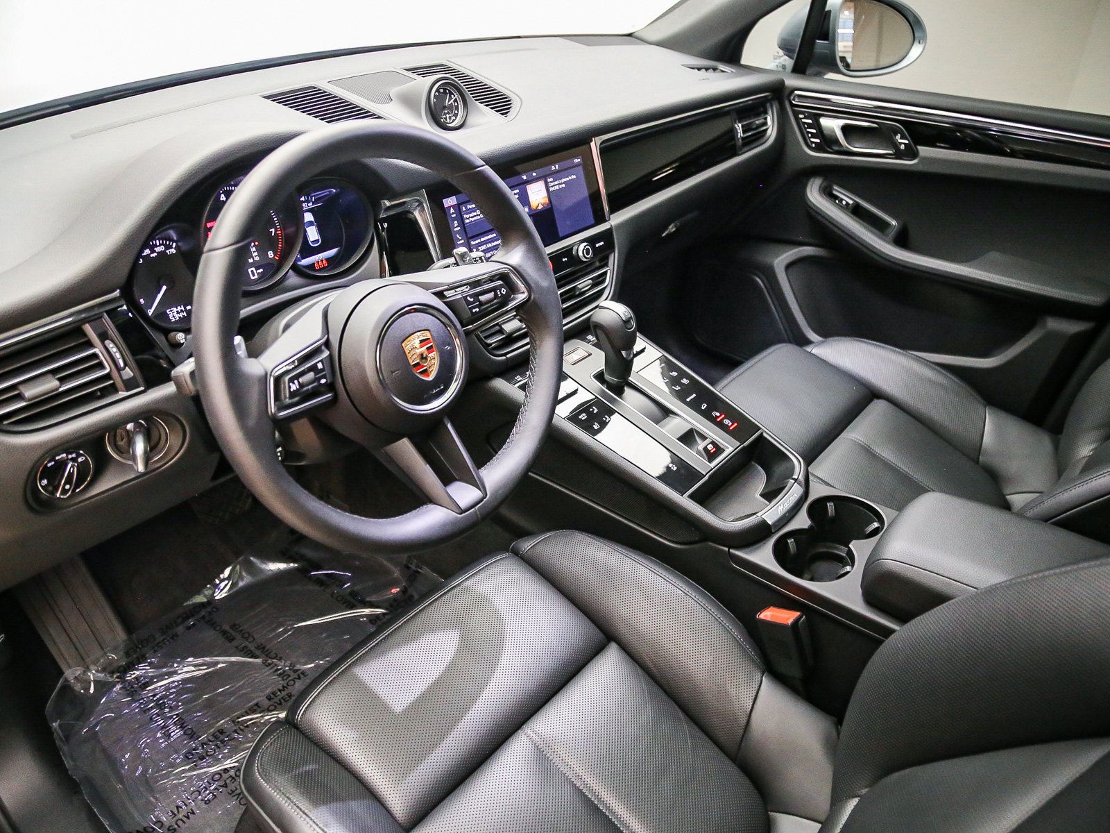 Certified 2025 Porsche Macan AWD/4WD image 3