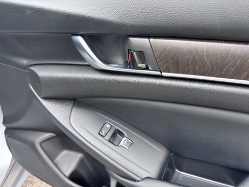 Used 2018 Honda Accord EX image 29