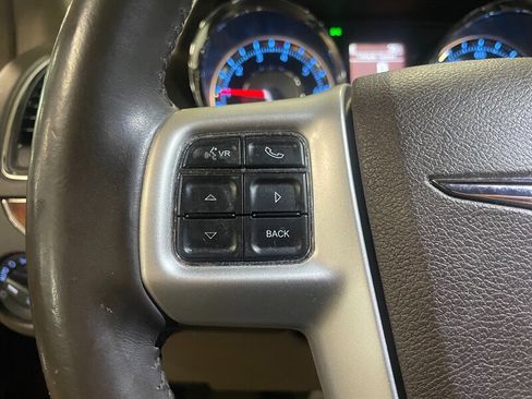 Used 2015 Chrysler Town & Country Touring-L image 11