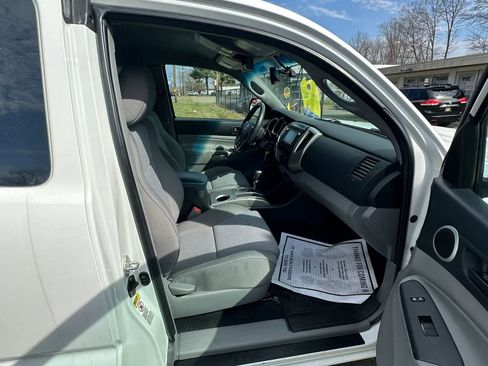 Used 2014 Toyota Tacoma 4x4 Access Cab V6 w/ TRD Sport Package image 21