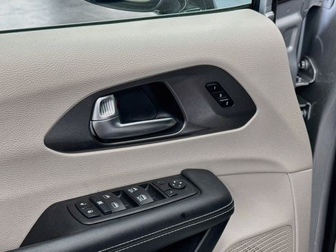 Used 2024 Chrysler Pacifica Touring-L FWD image 15