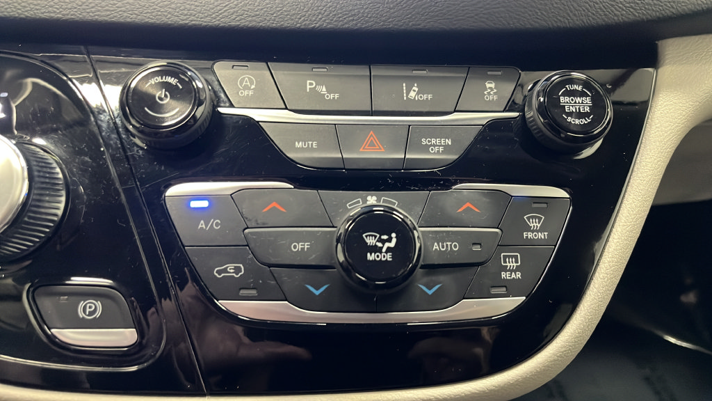 Used 2024 Chrysler Pacifica Touring-L FWD image 17