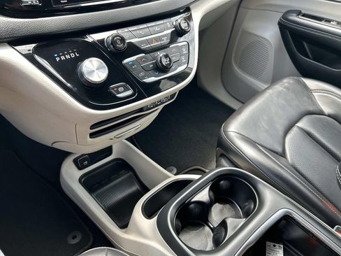 Used 2023 Chrysler Pacifica Touring-L FWD image 35