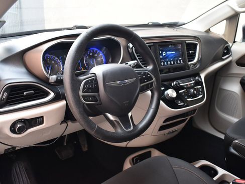 Used 2019 Chrysler Pacifica L FWD image 14
