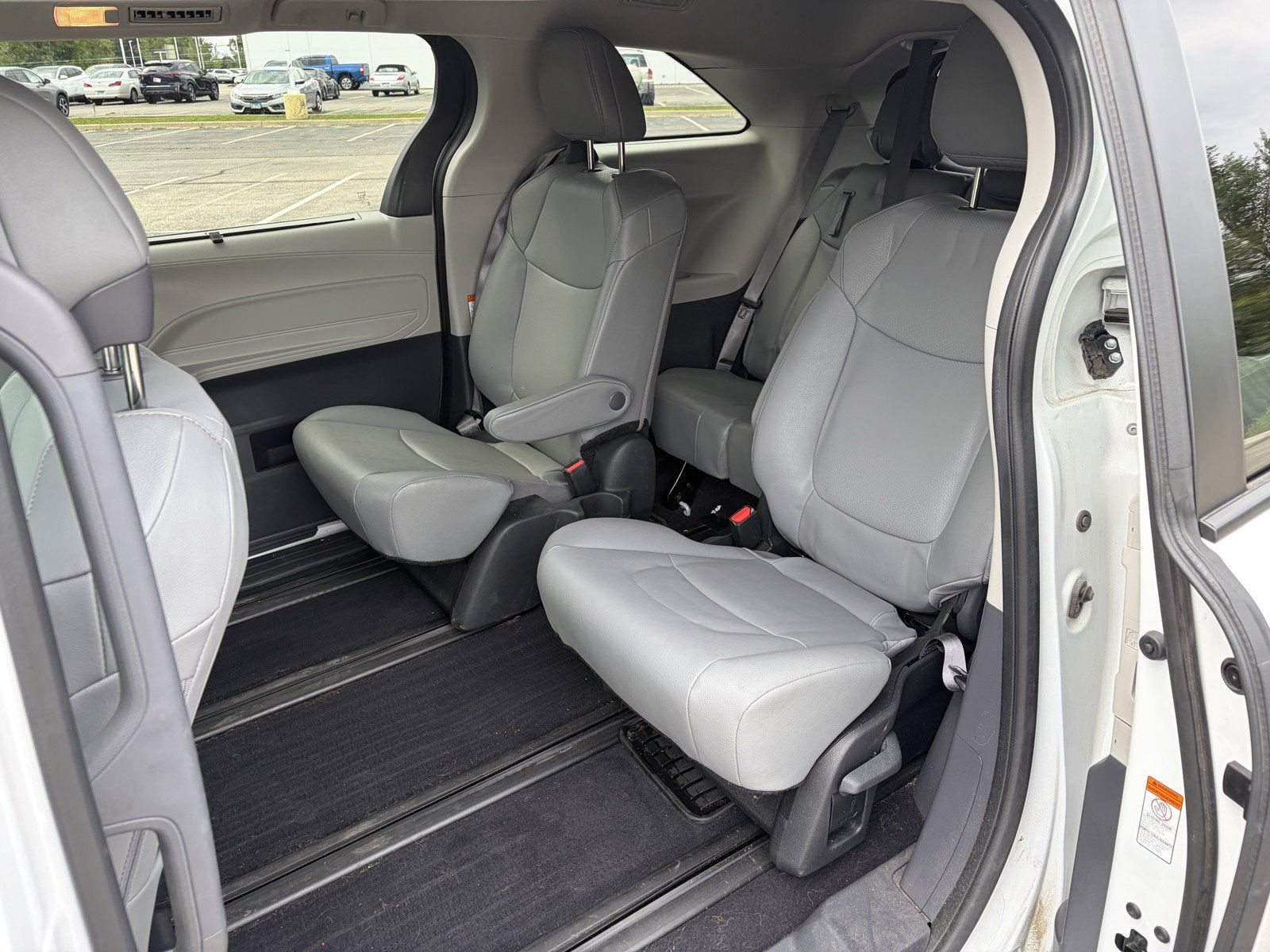 Used 2024 Toyota Sienna XLE AWD/4WD image 9