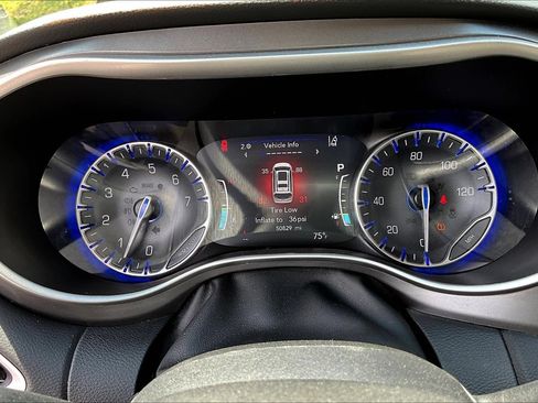 Used 2024 Chrysler Pacifica Touring-L FWD image 16