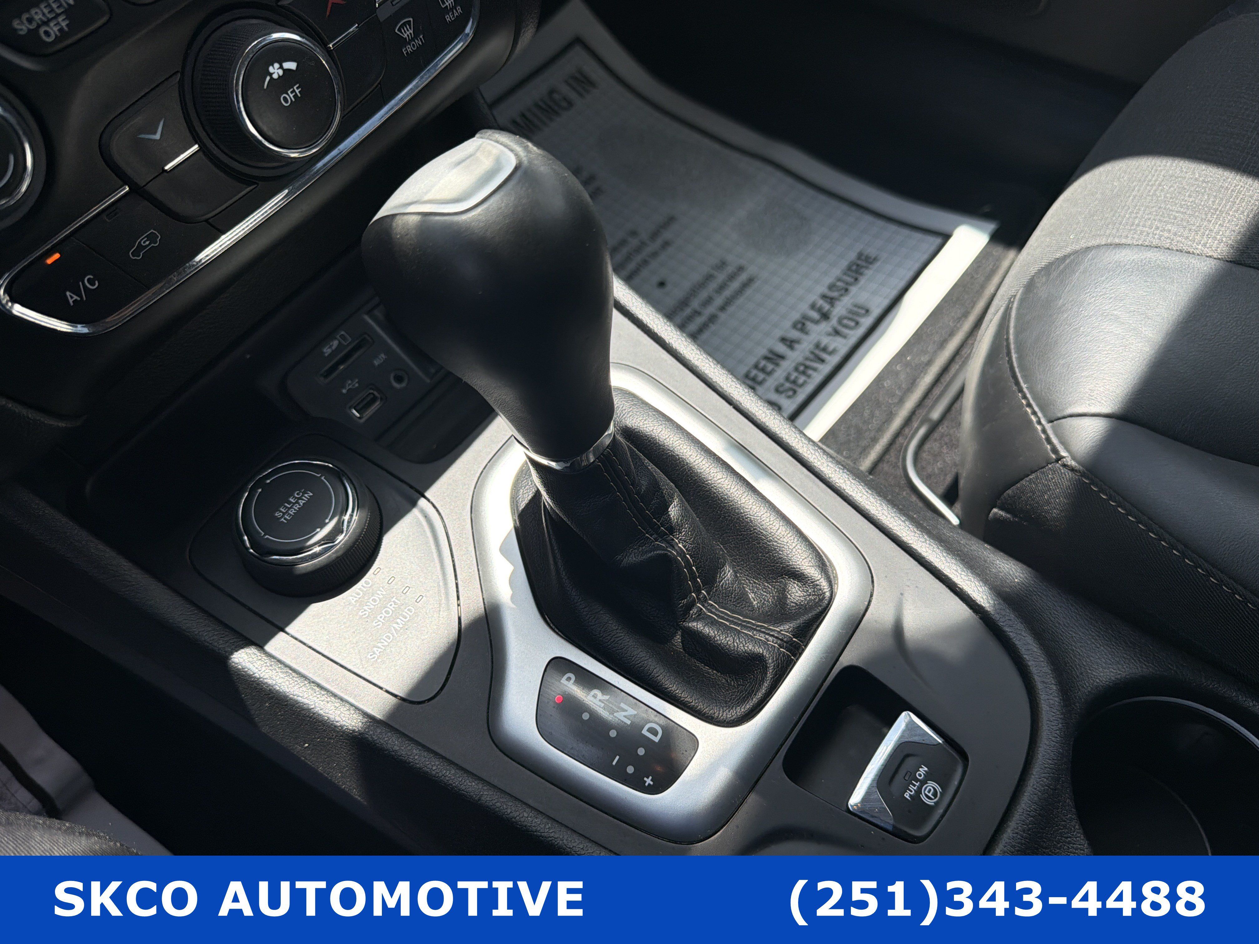 Used 2018 Jeep Cherokee Latitude Plus AWD/4WD image 23