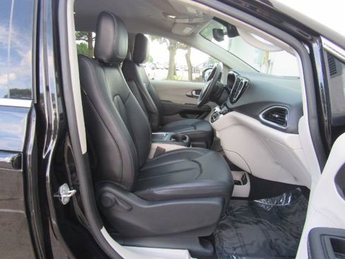Used 2024 Chrysler Pacifica Touring-L image 21