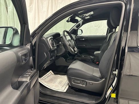 Used 2021 Toyota Tacoma TRD Off-Road w/ Technology Package AWD/4WD image 10