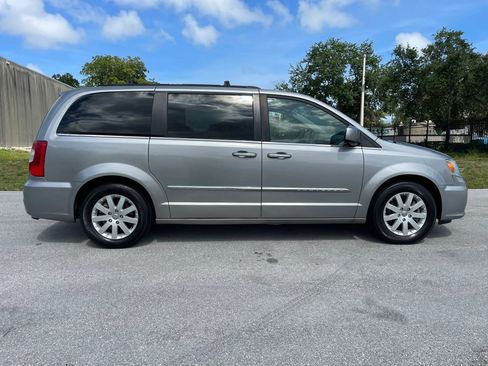 Used 2014 Chrysler Town & Country Touring FWD image 9