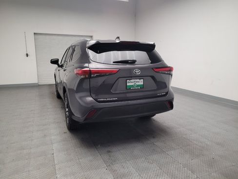 Used 2021 Toyota Highlander XLE AWD/4WD image 6
