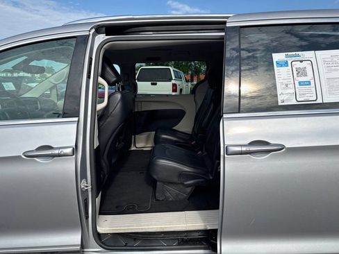 Used 2018 Chrysler Pacifica Touring-L FWD image 30
