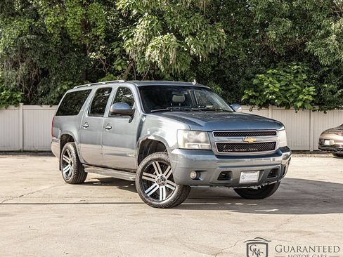 Used 2008 Chevrolet Suburban LT w/ LT Preferred Equipment Group AWD/4WD image 3