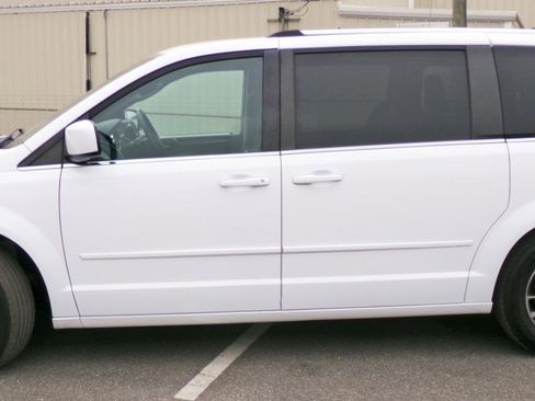 Used 2017 Dodge Grand Caravan SXT image 2