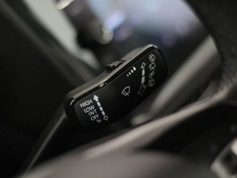 Used 2020 Volkswagen Tiguan SE FWD image 15