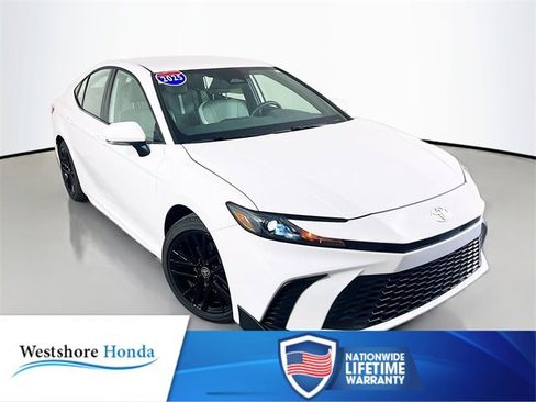 Used 2025 Toyota Camry SE image 1