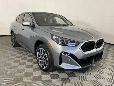 Used 2025 BMW X2 xDrive28i AWD/4WD image 3