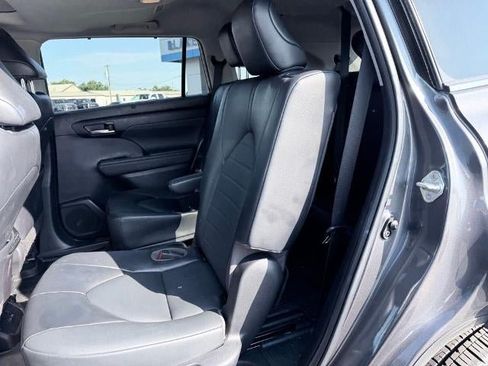 Used 2022 Toyota Highlander XLE FWD image 10