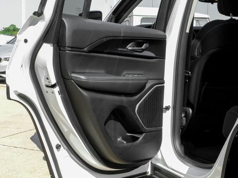 Used 2022 Jeep Grand Cherokee Laredo w/ Luxury Tech Group I image 54