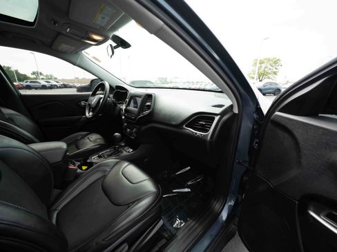 Used 2019 Jeep Cherokee Latitude Plus w/ Cold Weather Group AWD/4WD image 26
