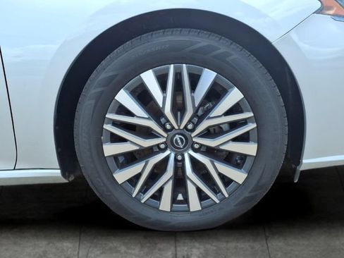 Used 2023 Nissan Altima 2.5 SV FWD image 9