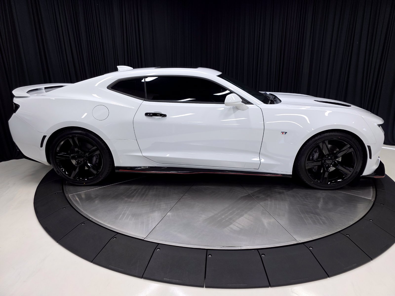 Used 2018 Chevrolet Camaro SS RWD image 14