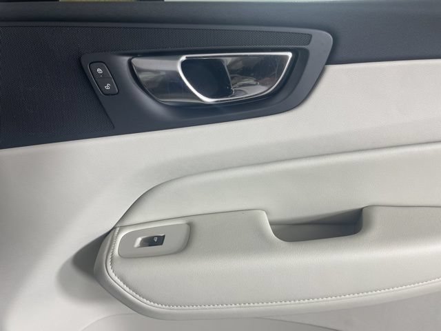 Certified 2025 Volvo XC60 T8 Plus w/ Protection Package Premier AWD/4WD image 31