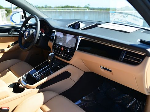 Certified 2026 Porsche Macan AWD/4WD image 24