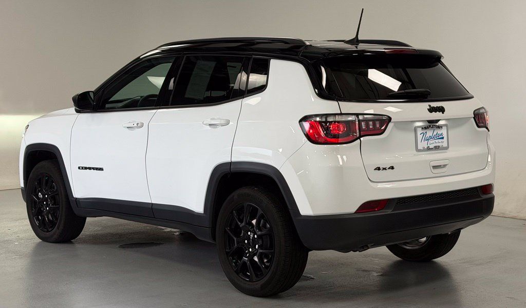Used 2023 Jeep Compass Latitude AWD/4WD image 4
