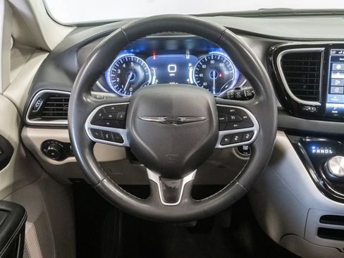 Used 2023 Chrysler Pacifica Touring-L FWD image 12