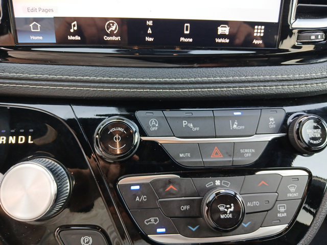 Used 2025 Chrysler Pacifica Limited FWD image 40