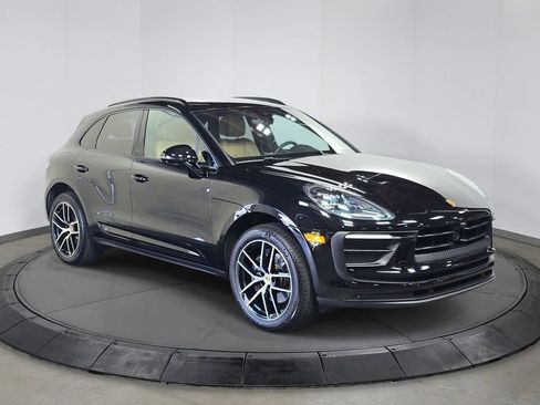 Certified 2025 Porsche Macan image 9
