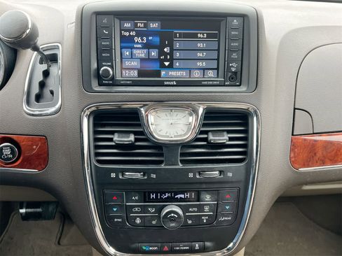 Used 2013 Chrysler Town & Country Touring-L w/ Driver Convenience Group image 26