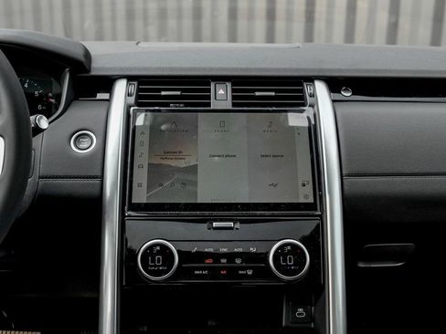 Used 2025 Land Rover Discovery S AWD/4WD image 19