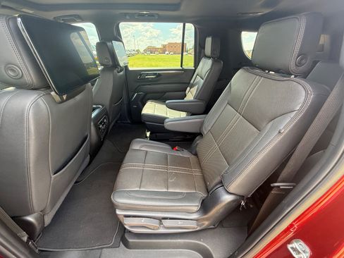 Used 2025 Chevrolet Suburban High Country AWD/4WD image 13