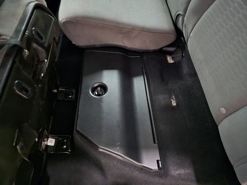 Used 2018 Toyota Tacoma SR image 29